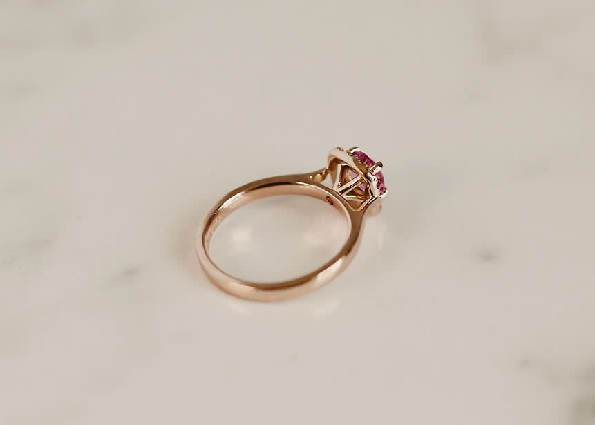 Halo ring with pink sapphire in 18K yellow Gold - Engagement ring from VANBRUUN